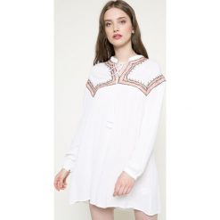 Missguided - Tunika. Białe sukienki damskie marki Missguided, na co dzień, bez wzorów, z wiskozy, casualowe, bez kołnierzyka, bez rękawów, mini, proste. W wyprzedaży za 79,90 zł.