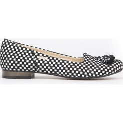 Klasyczne baleriny z frędzlami - skóra naturalna - model 009 - kolor czarno-białe kwadraty. Czarne baleriny damskie Zapato, bez wzorów, ze skóry, eleganckie, na niskim obcasie, na obcasie. W wyprzedaży za 209,30 zł.