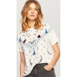 T-shirt z frędzlami - Kremowy. Białe t-shirty damskie Reserved, s, bez wzorów, bez kołnierzyka. W wyprzedaży za 19,99 zł.