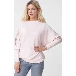 Jasnoróżowy Sweter Octavia. Swetry damskie Born2be, s, z haftami, eleganckie, bez rękawów, długie, bez kaptura. Za 89,99 zł.