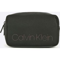 Calvin Klein - Kosmetyczka. Czarne kosmetyczki męskie marki Calvin Klein, z materiału. W wyprzedaży za 199,90 zł.