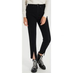 Jeansy high waist z rozcięciami - Czarny. Czarne jeansy damskie Cropp, z podwyższonym stanem. W wyprzedaży za 29,99 zł.