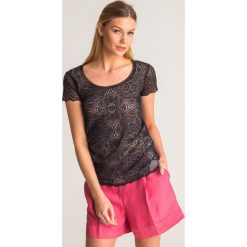 Czarna bluzka Twinset U&B z koronki. Czarne bluzki damskie Twinset U&B, s, w koronkowe wzory, z koronki, z okrągłym kołnierzem, z krótkim rękawem. Za 319,50 zł.