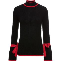 Sweter ze stójką bonprix czarno-czerwony. Czerwone swetry damskie marki bonprix, w paski, bez rękawów, bez kaptura. Za 89,99 zł.