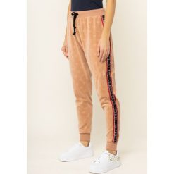 Spodnie dresowe Guess O01Q03 FL036. Brązowe spodnie damskie Guess, l, z bawełny. W wyprzedaży za 239,00 zł.