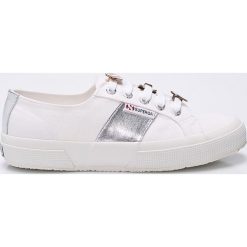 Superga - Tenisówki. Białe tenisówki damskie marki Superga, z gumy, na sznurówki. W wyprzedaży za 259,90 zł.