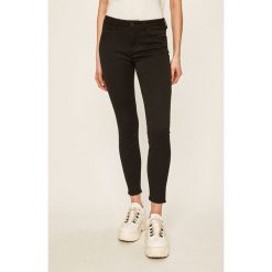 Wrangler - Spodnie. Czarne spodnie damskie Wrangler, bez wzorów, z elastanu. W wyprzedaży za 199,90 zł.