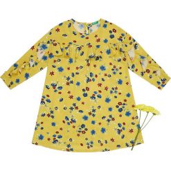 Sukienka w kolorze żółtym. Żółte sukienki niemowlęce Benetton Kids, bez wzorów, bez rękawów, midi, rozkloszowane. W wyprzedaży za 75,95 zł.