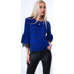 Bluzka z koronkowym detalem chabrowa MP16141. Niebieskie bluzki damskie Fasardi, s, bez wzorów, z koronki, bez kołnierzyka, bez rękawów. Za 39,00 zł.
