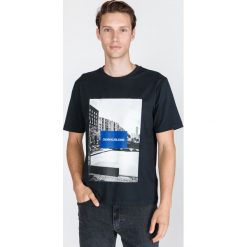 Calvin Klein Koszulka Czarny. Czarne koszulki męskie Calvin Klein, xl, z nadrukiem, z elastanu, bez kołnierzyka, z krótkim rękawem, krótkie. Za 216,95 zł.