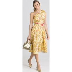 SUKIENKA Elisabetta Franchi OFF SHOULDER. Różowe sukienki damskie Elisabetta Franchi, na imprezę, bez wzorów, z bawełny, z włoskim kołnierzykiem, bez rękawów, midi, asymetryczne. Za 850,00 zł.