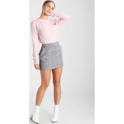 Swetry klasyczne damskie: Miss Selfridge Petite FLORAL JUMPER Sweter pink