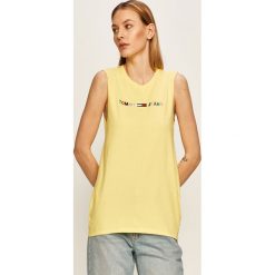 Tommy Jeans - Top. Żółte bluzki damskie Tommy Jeans, s, z aplikacjami, z bawełny, z okrągłym kołnierzem. W wyprzedaży za 139,90 zł.