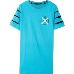 Długi shirt z rozcięciami bonprix turkusowy z nadrukiem. Niebieskie koszule chłopięce bonprix, z nadrukiem, bez kołnierzyka, z długim rękawem, długie. Za 34,99 zł.