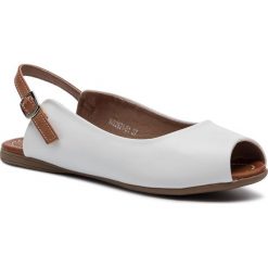 Sandały CLARA BARSON - WS2821-01 White. Białe klapki damskie Clara Barson, bez wzorów, ze skóry ekologicznej, bez obcasa. Za 59,99 zł.