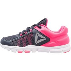 Reebok YOURFLEX TRAIN 9.0 Obuwie treningowe navy/acid pink/silver. Niebieskie buty skate męskie marki Reebok, z gumy, reebok yourflex. Za 149,00 zł.