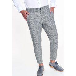 SPODNIE MĘSKIE W KRATĘ. Szare spodnie męskie Top Secret, na co dzień, na zimę, s, bez wzorów, z tkaniny, eleganckie. W wyprzedaży za 39,99 zł.