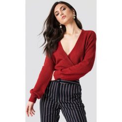 NA-KD Trend Sweter z kopertowym dekoltem - Red. Czerwone swetry damskie marki NA-KD Trend, bez wzorów, bez rękawów, bez kaptura. Za 121,95 zł.