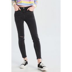 Jeansy skinny z efektem uszkodzenia - Czarny. Czarne jeansy damskie Sinsay. Za 59,99 zł.