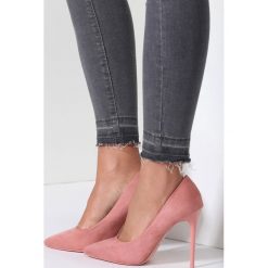 Różowe Szpilki Sweet Ccandy. Różowe szpilki vices, bez wzorów, z materiału, z otwartym noskiem, bez obcasa, na obcasie, bez zapięcia. Za 59,99 zł.