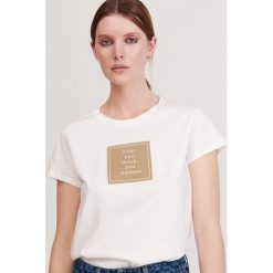 T-shirt z naszywką - Kremowy. Białe t-shirty damskie Reserved, s, z aplikacjami, bez kołnierzyka. Za 49,99 zł.