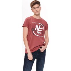 T-shirt z nadrukiem. Czerwone t-shirty męskie na lato, m, z nadrukiem, z bawełny, krótkie. W wyprzedaży za 14,99 zł.