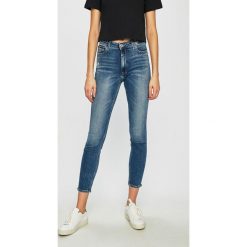 Tommy Jeans - Jeansy Santana. Niebieskie jeansy damskie marki Tommy Jeans, z podwyższonym stanem. Za 449,90 zł.