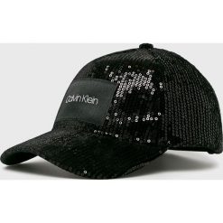 Calvin Klein - Czapka. Czarne czapki damskie marki Calvin Klein, z poliesteru. Za 179,90 zł.