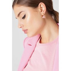 Kolczyki damskie: NA-KD Accessories Trójkątne kolczyki z żywicy – Pink,Multicolor