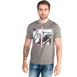 Armani Exchange Koszulka Szary. Szare podkoszulki męskie Armani Exchange, m, z nadrukiem, z bawełny, bez kołnierzyka, krótkie. Za 283,95 zł.