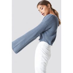 NA-KD Krótki sweter z dzianiny z długim rękawem - Blue. Niebieskie swetry damskie NA-KD, bez wzorów, z dzianiny, z długim rękawem, długie, bez kaptura. Za 121,95 zł.