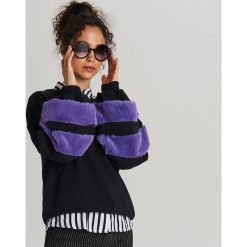 Bluza z futrem na rękawach - Granatowy. Niebieskie bluzy damskie Cropp, m, bez wzorów, bez rękawów, bez kaptura. Za 79,99 zł.