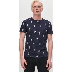 T-shirt z drobnym nadrukiem - Granatowy. Niebieskie t-shirty męskie Reserved, s, z nadrukiem, bez kołnierzyka. Za 39,99 zł.