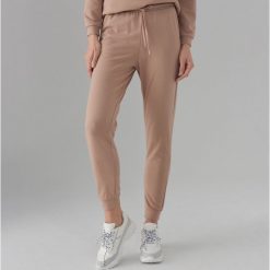 Dzianinowe spodnie jogger - Beżowy. Brązowe spodnie damskie Mohito, s, z dzianiny. Za 79,99 zł.