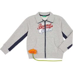 Bluza w kolorze szarym. Szare bluzy niemowlęce Benetton Kids, z nadrukiem, bez rękawów, bez kaptura. W wyprzedaży za 52,95 zł.