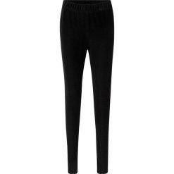 Legginsy ze sztruksu w drobny prążek, z wygodnym szerokim paskiem bonprix czarny. Czarne spodnie damskie bonprix, bez wzorów, ze sztruksu. Za 79,99 zł.