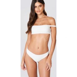 Stroje dwuczęściowe damskie: Debiflue x NA-KD Dół bikini ze średnim stanem – White