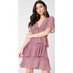 NA-KD Boho Sukienka z trójwarstwową falbanką - Pink. Różowe sukienki damskie marki NA-KD Boho, bez wzorów, z poliesteru, boho, z falbankami, bez rękawów, kopertowe. W wyprzedaży za 97,17 zł.