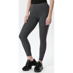 Ciemnoszare Legginsy Pinoire. Szare legginsy damskie Born2be, s, z nadrukiem. Za 39,99 zł.
