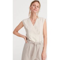 Bluzka z Tencelu™ - Beżowy. Brązowe bluzki damskie Reserved, bez wzorów, bez kołnierzyka, bez rękawów. W wyprzedaży za 49,99 zł.