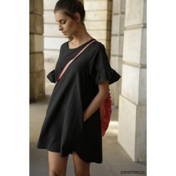 Sukienka AZALIA CZARNA. Czarne sukienki damskie Pakamera, bez wzorów, z falbankami, bez rękawów, mini, rozkloszowane. Za 239,00 zł.
