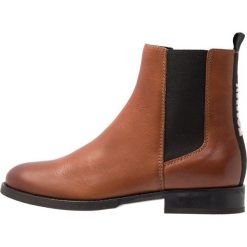 Tommy Jeans BASIC CLASSIC CHELSEA BOOT Botki brown. Brązowe botki damskie skórzane marki Tommy Jeans, klasyczne. Za 649,00 zł.