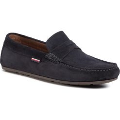 Mokasyny TOMMY HILFIGER - Classic Suede Penny Loafer FM0FM02725 Desert Sky DW5. Niebieskie mokasyny męskie TOMMY HILFIGER, na co dzień, bez wzorów, ze skóry, eleganckie, bez zapięcia. W wyprzedaży za 459,00 zł.