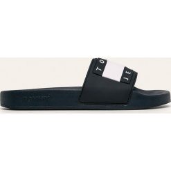 Tommy Jeans - Klapki. Różowe klapki damskie Tommy Jeans, bez wzorów, z jeansu, bez obcasa, na obcasie. Za 199,90 zł.