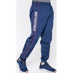Nike Sportswear - Spodnie. Niebieskie spodnie męskie Nike Sportswear, na co dzień, m, bez wzorów, z poliesteru, sportowe. W wyprzedaży za 129,90 zł.