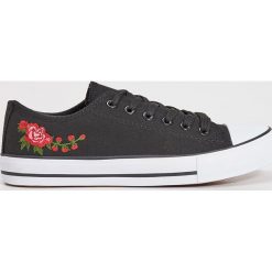 Czarne trampki - Czarny. Czarne trampki i tenisówki damskie Sinsay, bez wzorów, bez zapięcia. Za 59,99 zł.