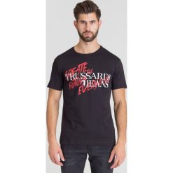 CZARNY T-SHIRT TRUSSARDI JEANS. Czarne t-shirty męskie Trussardi Jeans, m, z nadrukiem, z bawełny, klasyczne, z okrągłym kołnierzem. W wyprzedaży za 92,95 zł.