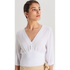 Bluzka ze ściągaczem - Biały. Białe bluzki damskie Cropp, s, bez wzorów, bez kołnierzyka, bez rękawów. Za 69,99 zł.
