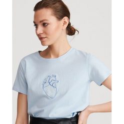 T-shirt z ozdobnym haftem - Niebieski. Niebieskie t-shirty damskie Reserved, s, z haftami, bez kołnierzyka. W wyprzedaży za 19,99 zł.