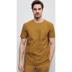 T-shirt ze strukturalnej dzianiny - Beżowy. Brązowe t-shirty męskie Reserved, s, bez wzorów, z dzianiny, bez kołnierzyka. W wyprzedaży za 29,99 zł.